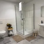 Deluxe 5-bedroom With Modern Kitchen And Two Bathrooms *