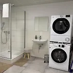 Deluxe 5-bedroom With Modern Kitchen And Two Bathrooms *