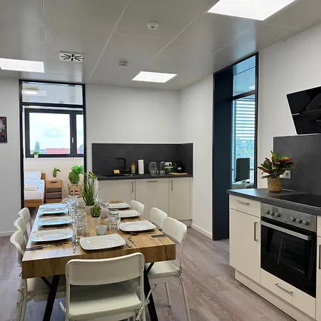 Deluxe 5-bedroom With Modern Kitchen And Two Bathrooms *