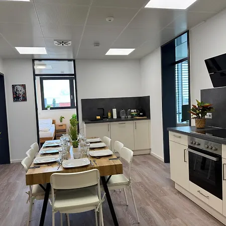 Deluxe 5-bedroom With Modern Kitchen And Two Bathrooms *