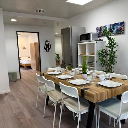 Deluxe 5-bedroom With Modern Kitchen And Two Bathrooms *