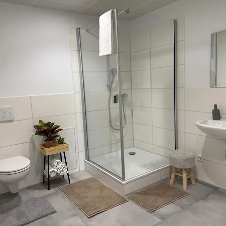 Deluxe 5-bedroom With Modern Kitchen And Two Bathrooms *