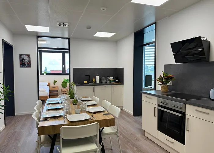 Deluxe 5-bedroom With Modern Kitchen And Two Bathrooms *