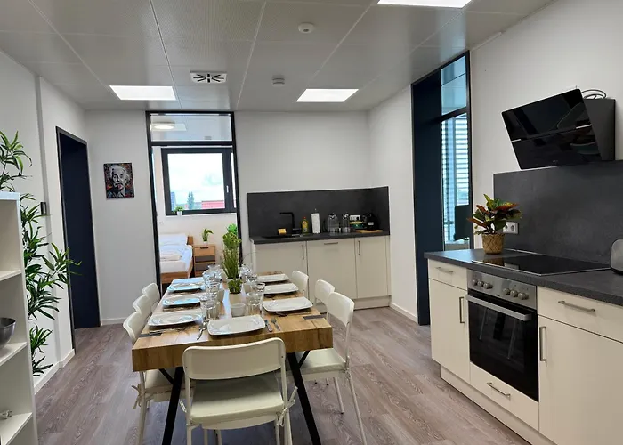 Deluxe 5-bedroom With Modern Kitchen And Two Bathrooms *