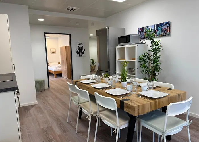 Deluxe 5-bedroom With Modern Kitchen And Two Bathrooms *