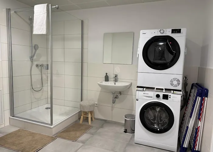 Deluxe 5-bedroom With Modern Kitchen And Two Bathrooms *