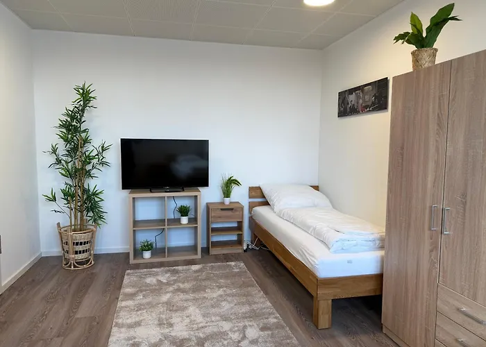 Deluxe 5-bedroom With Modern Kitchen And Two Bathrooms *