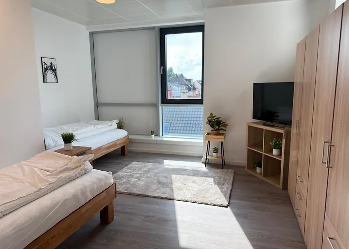 Deluxe 5-bedroom With Modern Kitchen And Two Bathrooms *