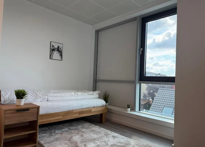 Deluxe 5-bedroom With Modern Kitchen And Two Bathrooms *